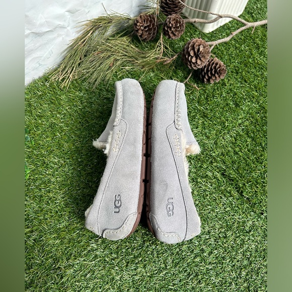 UGG🍁🍂 Ansley Water Resistant Slipper Light Grey Suede
Women size 7 gently used - Picture 13 of 16